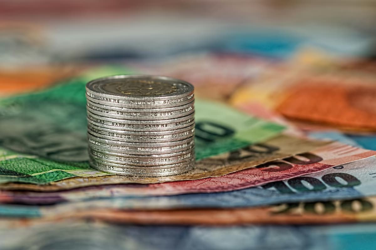 Reserve Bank holds steady on interest rates amid Middle E... - South African business news